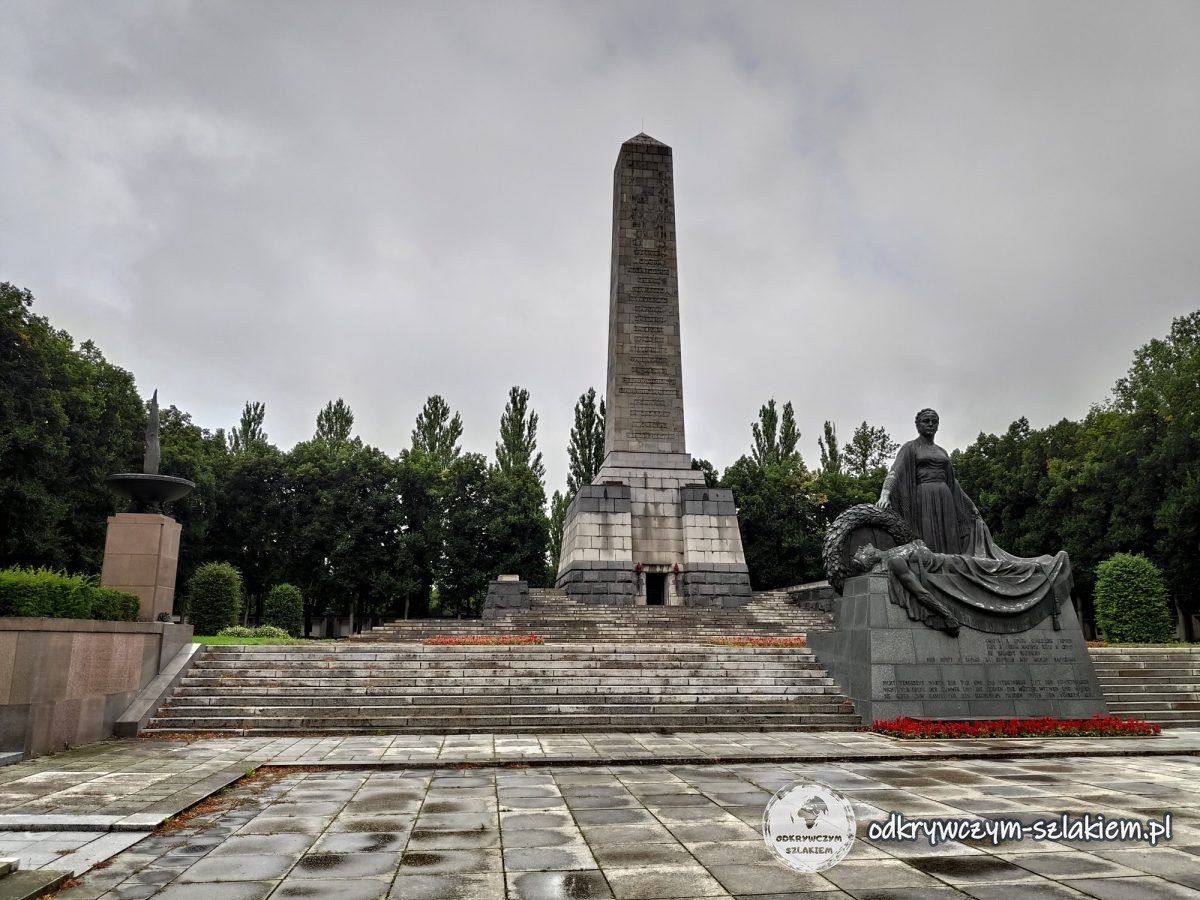 Obelisk i rzeźba matki w Sowjetisches Ehrenmal Schönholzer Heide