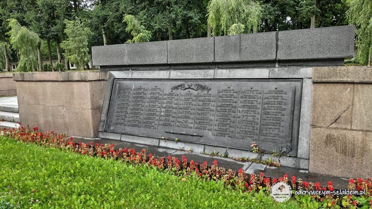 Brązowe tablice z nazwiskami żołnierzy radzieckich