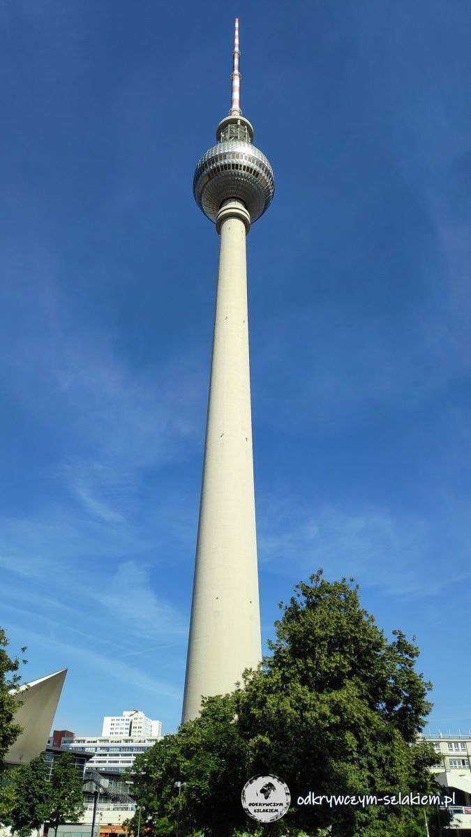 Wieża telewizyjna (Fernsehturm) przy Alexanderplatz w Berlinie