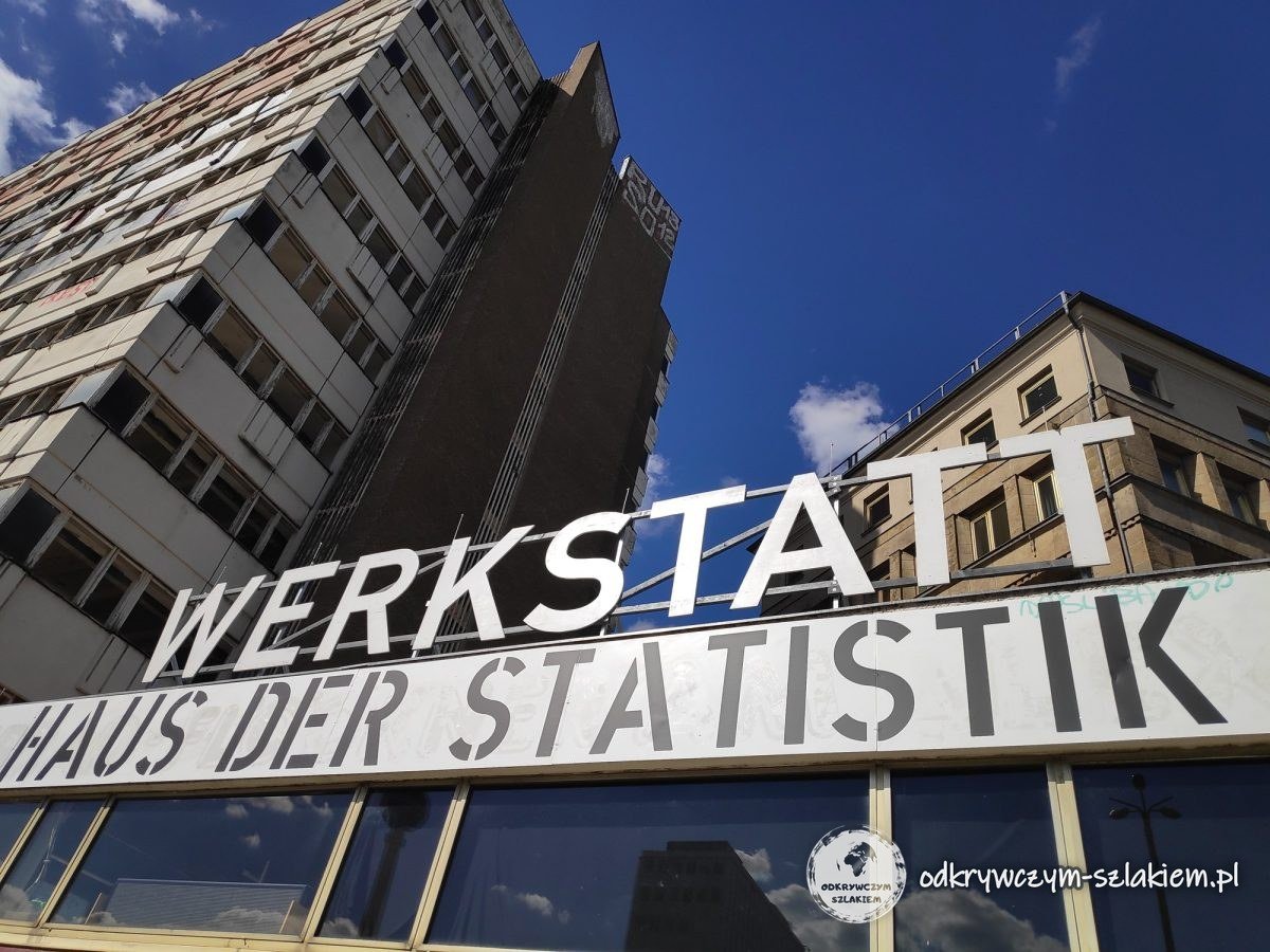 Napis „Werkstatt Haus der Statistik” na budynku przy Alexanderplatz