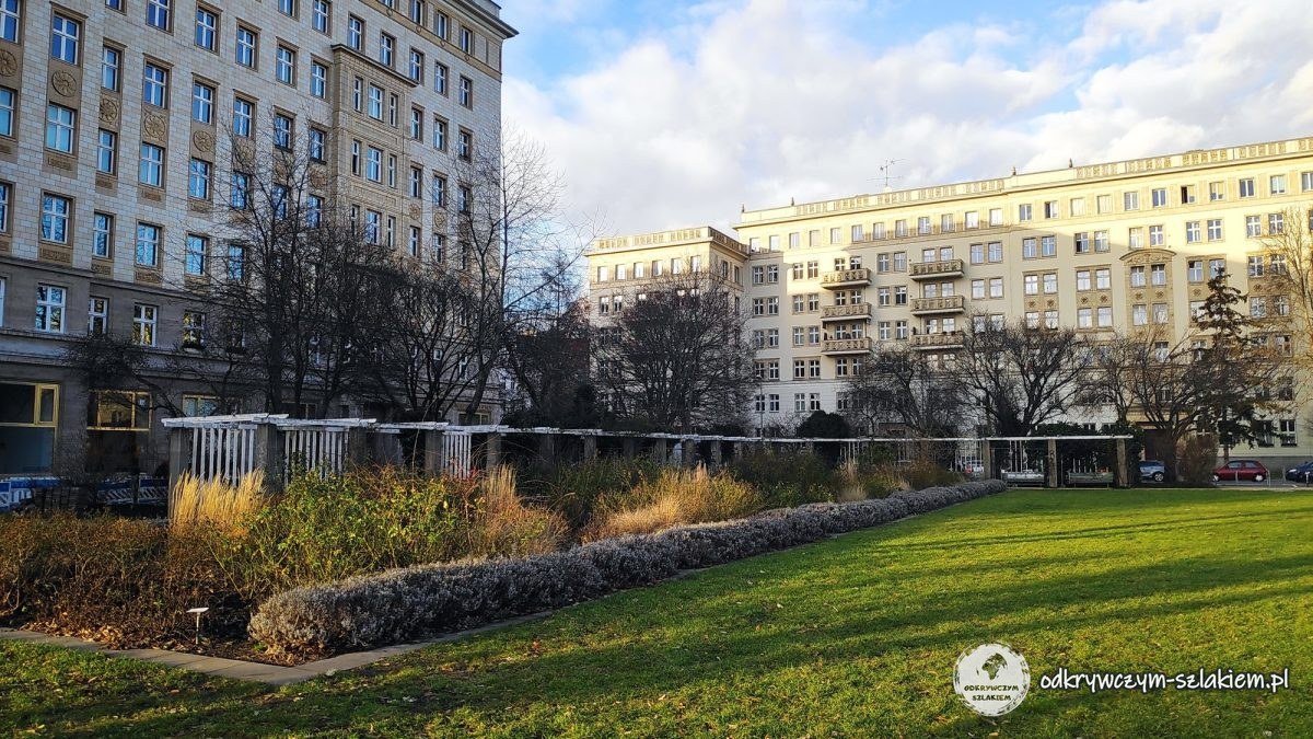 Zieleń między budynkami przy Karl-Marx-Allee