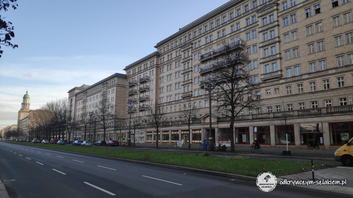 Karl-Marx-Allee z wieżami Frankfurter Tor w tle