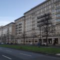 Karl-Marx-Allee z wieżami Frankfurter Tor w tle