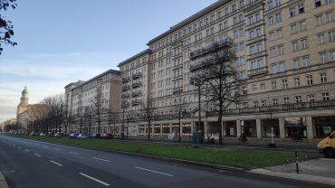 Karl-Marx-Allee z wieżami Frankfurter Tor w tle