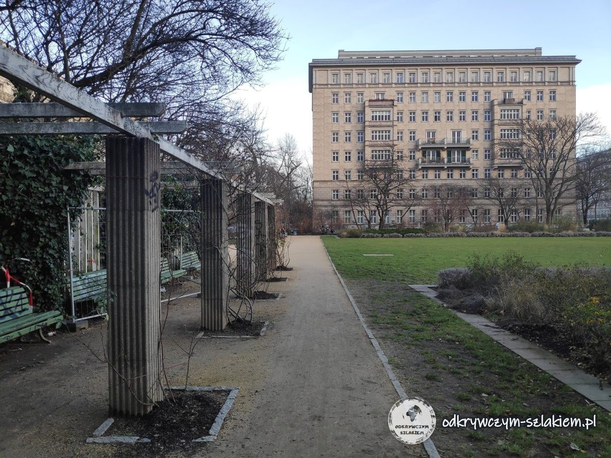 Pergola i budynek z czasów NRD przy Karl-Marx-Allee