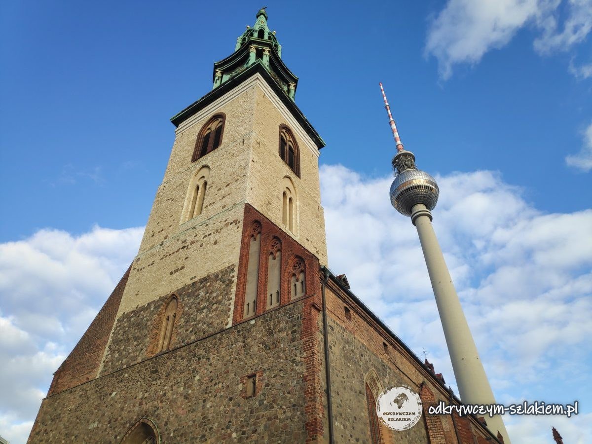 Kościół Mariacki z wieżą telewizyjną w tle