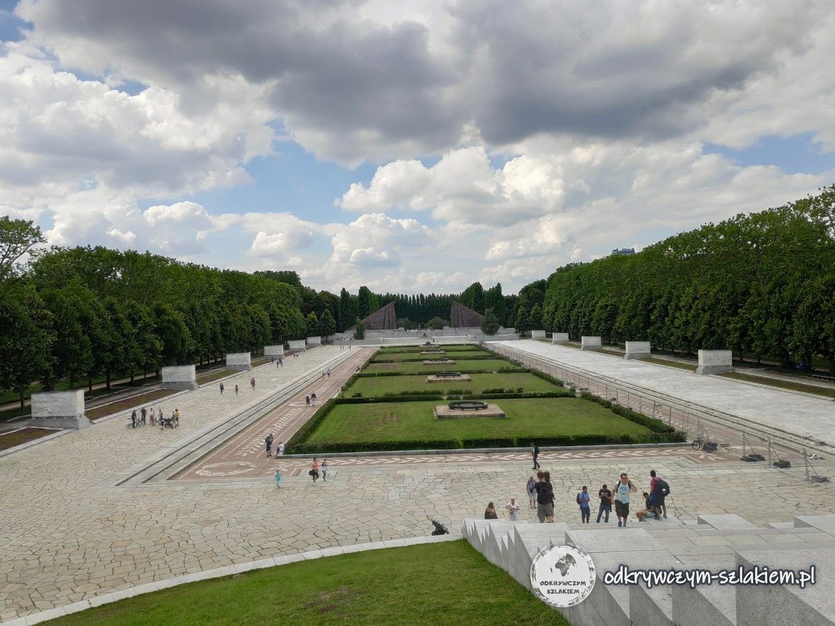 Aleja z grobami żołnierzy radzieckich w Treptower Park