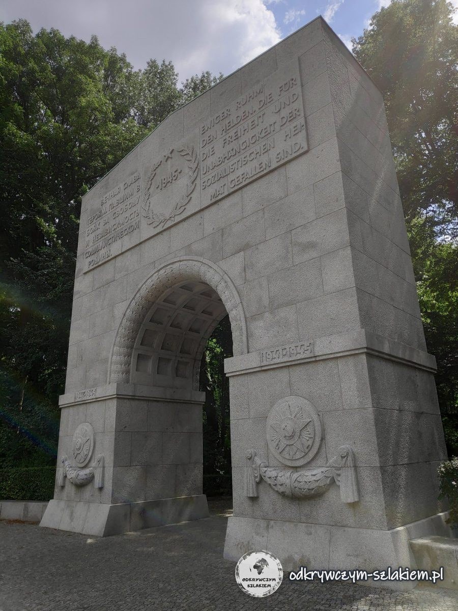 Granitowa brama wejściowa do pomnika w Treptower Park