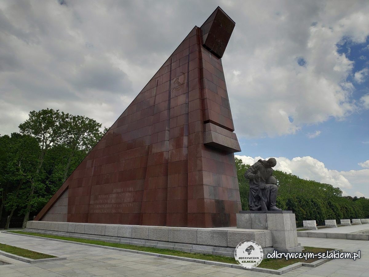 Flaga z czerwonego granitu z klęczącym żołnierzem w Treptower Park