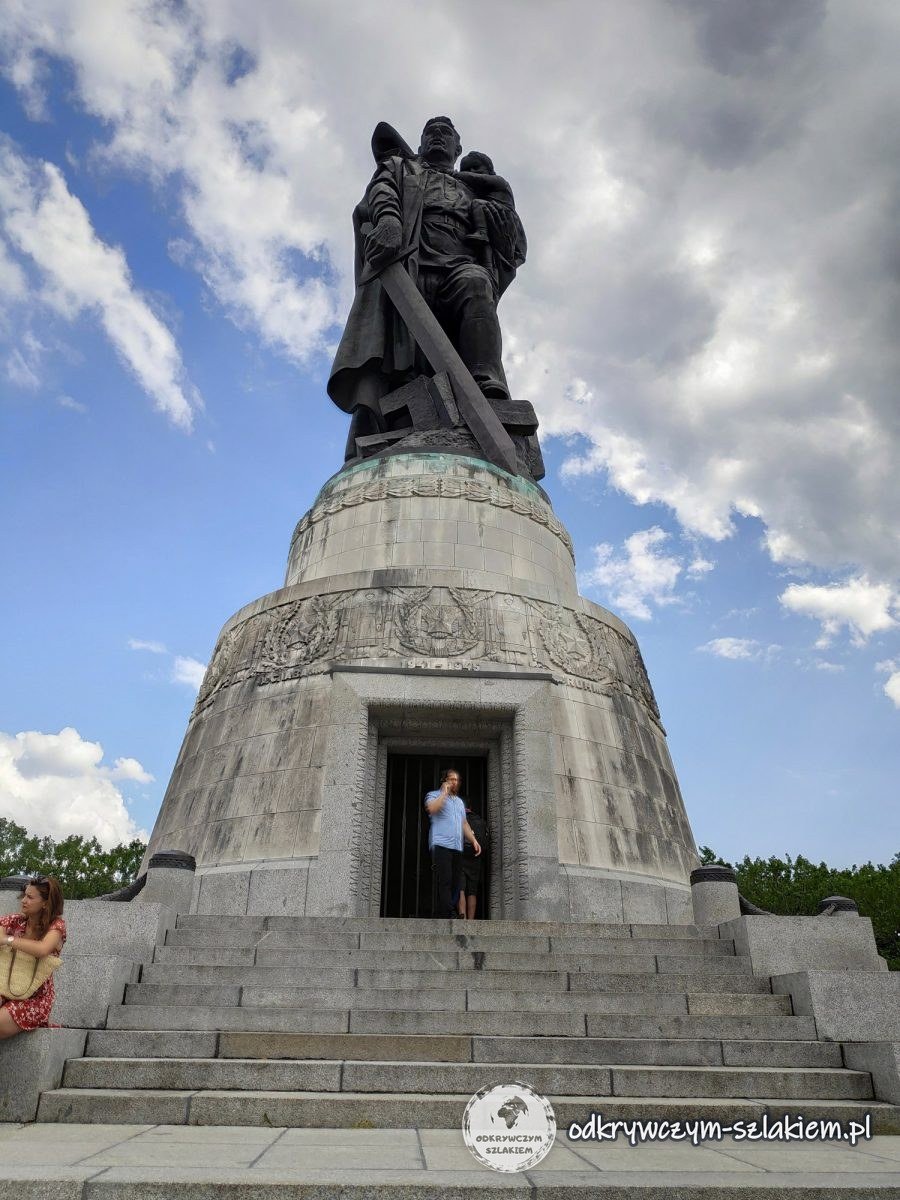 Pomnik żołnierza z dzieckiem w Treptower Park w Berlinie