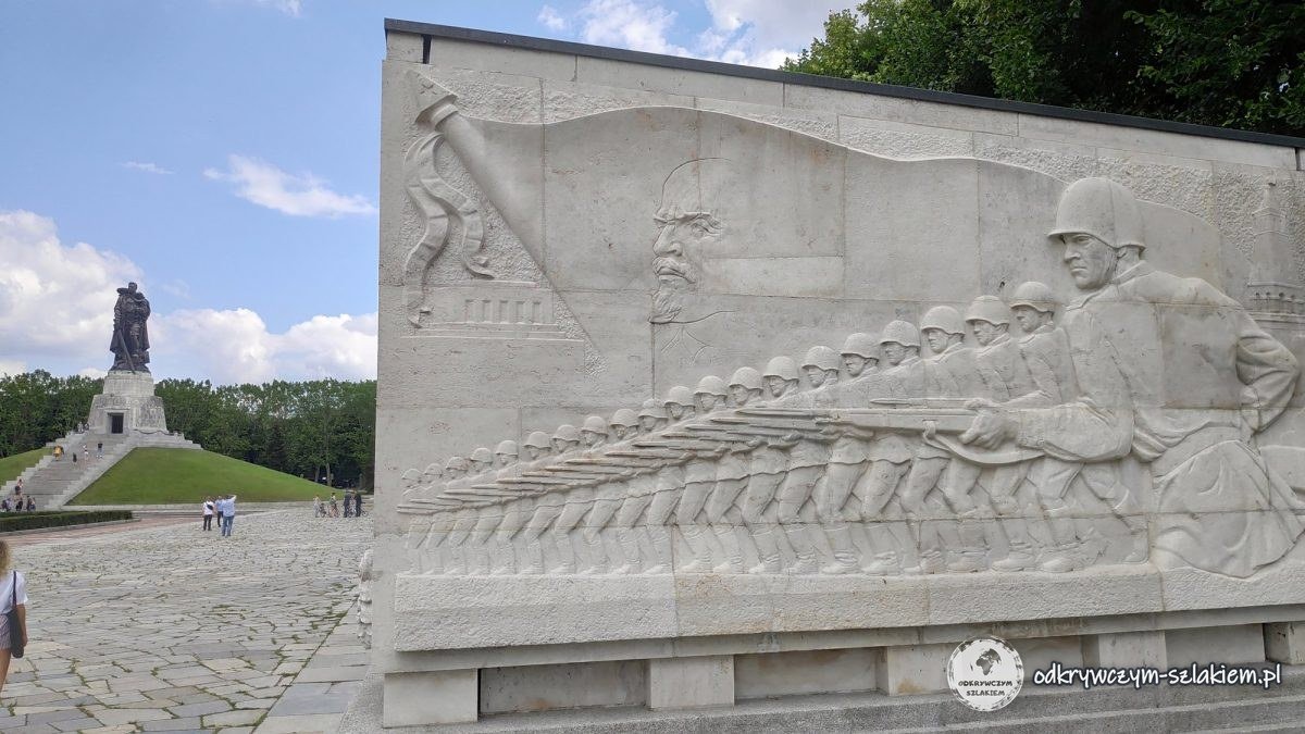 Sarkofag z płaskorzeźbą w Treptower Park