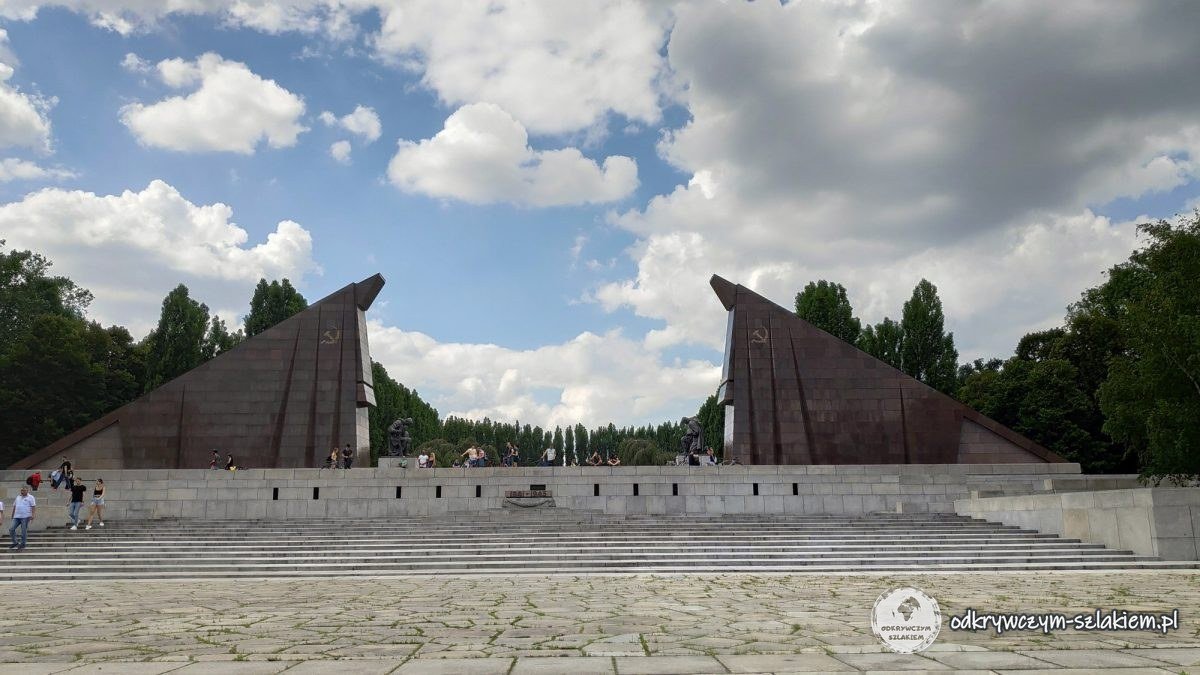 Pomnik Żołnierzy Radzieckich w Treptower Park – widok na flagi i aleję