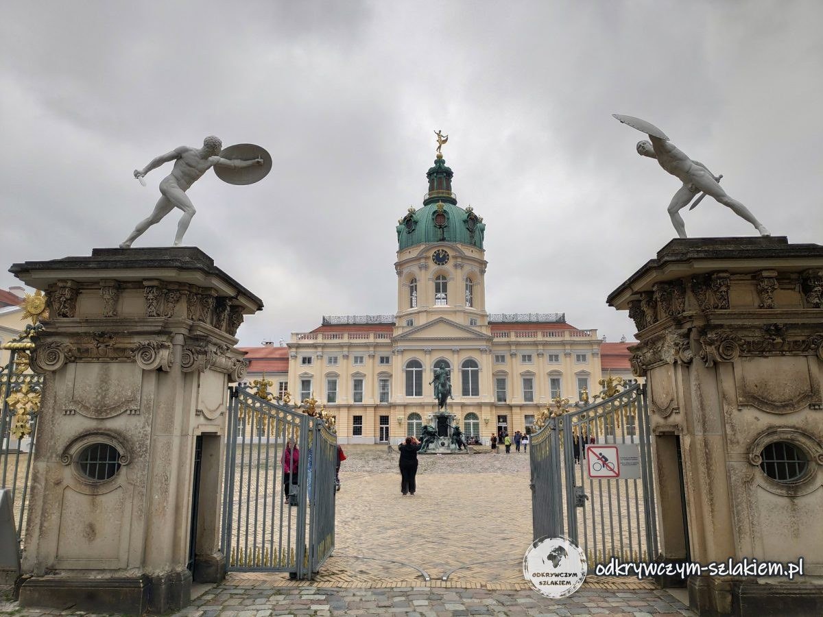 Brama z rzeźbami szermierzy przed Pałacem Charlottenburg w Berlinie