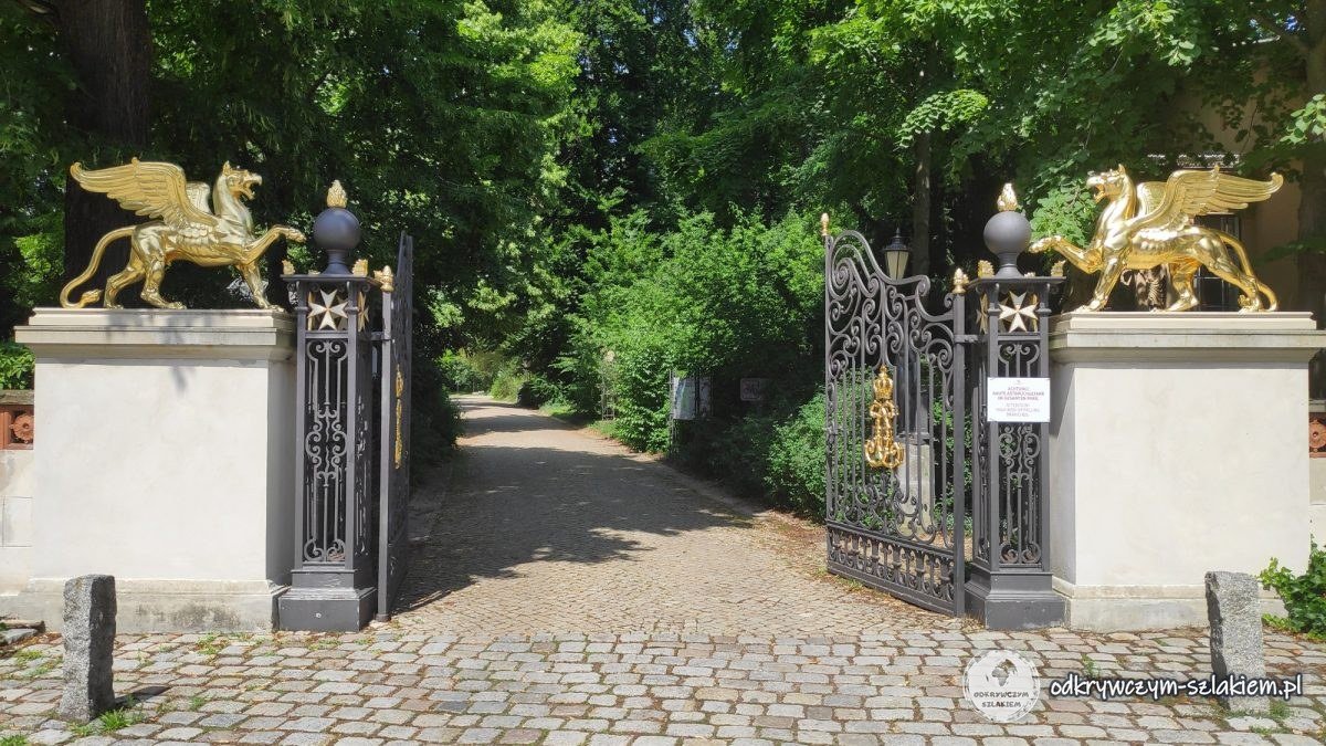 Brama ze złotymi gryfami do parku Glienicke