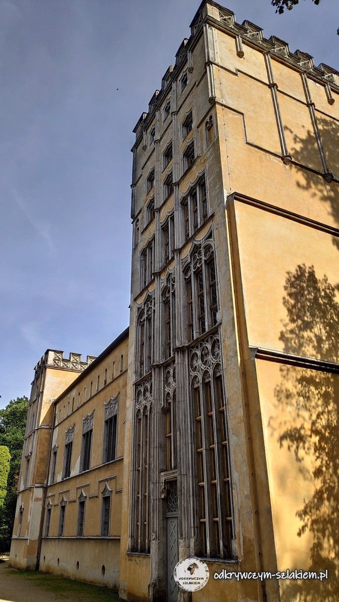 Wieża neogotyckiego Kavaliershaus na Pfaueninsel