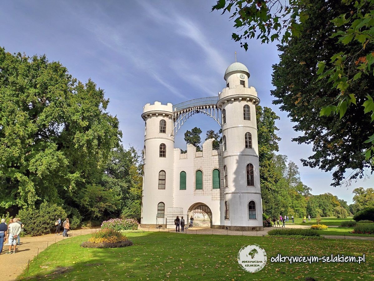 Zameczek na Pfaueninsel widziany z parku