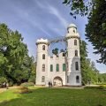 Zameczek na Pfaueninsel widziany z parku