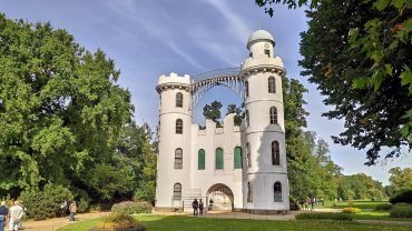 Zameczek na Pfaueninsel widziany z parku