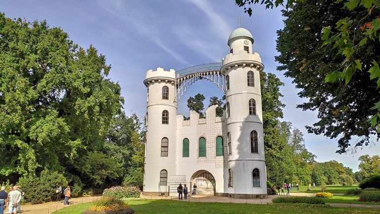 Zameczek na Pfaueninsel widziany z parku