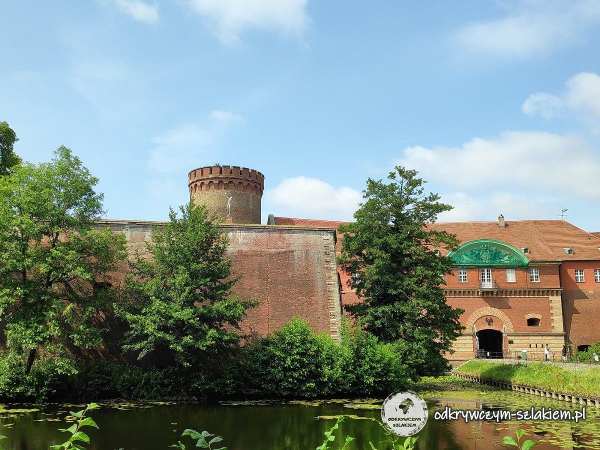 Cytadela Spandau z Wieżą Juliusza nad fosą