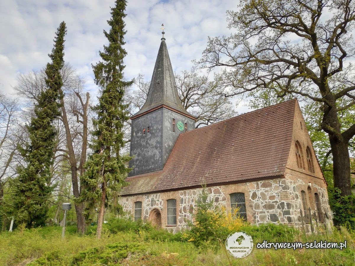 Die Dorfkirche Alt-Wittenau aus Feldstein mit schiefergedecktem Turm im Frühling