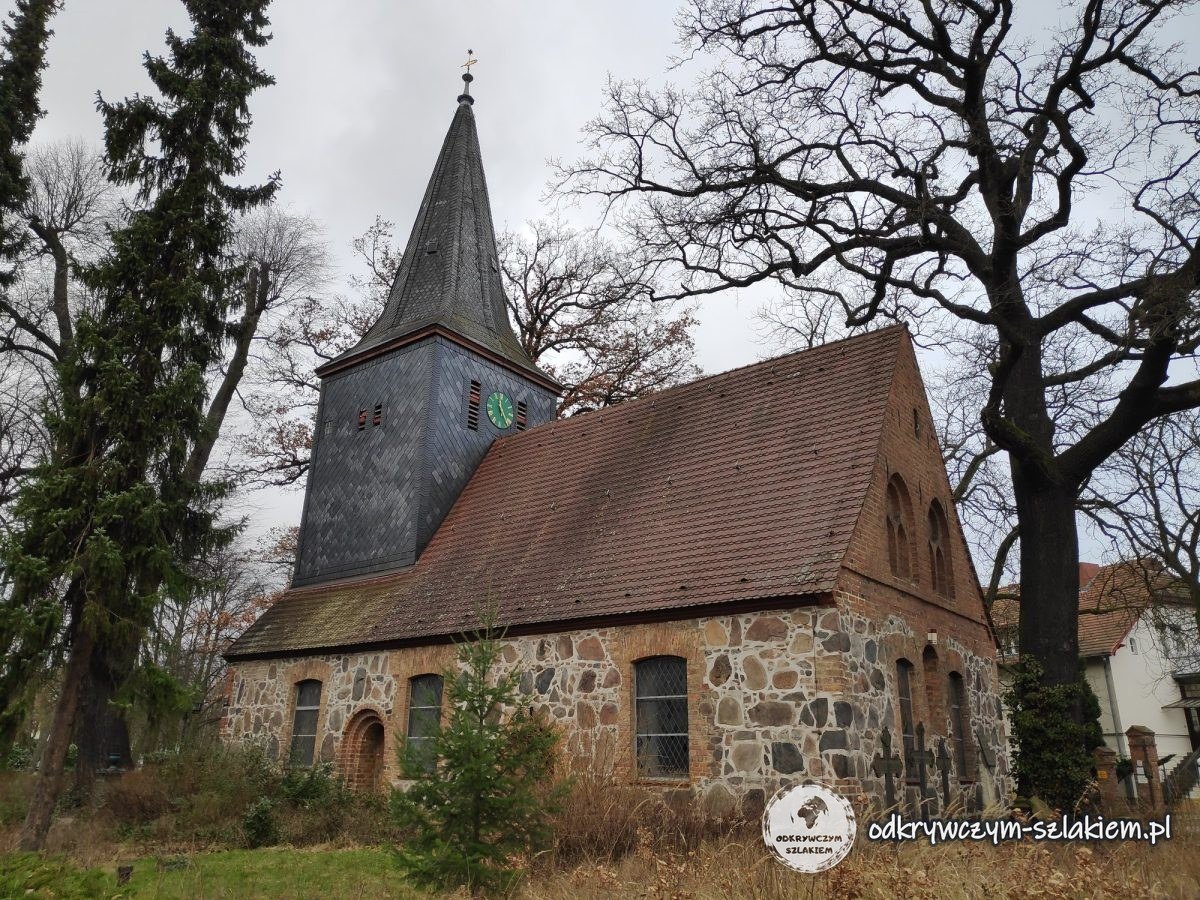 Die Kirche in Alt-Wittenau im Februar zwischen alten Bäumen