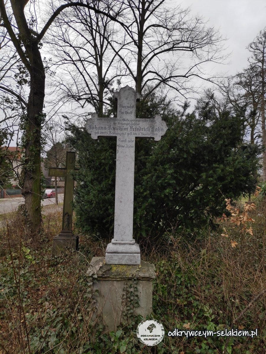 Ein weißes Grabkreuz auf dem Kirchhof in Alt-Wittenau