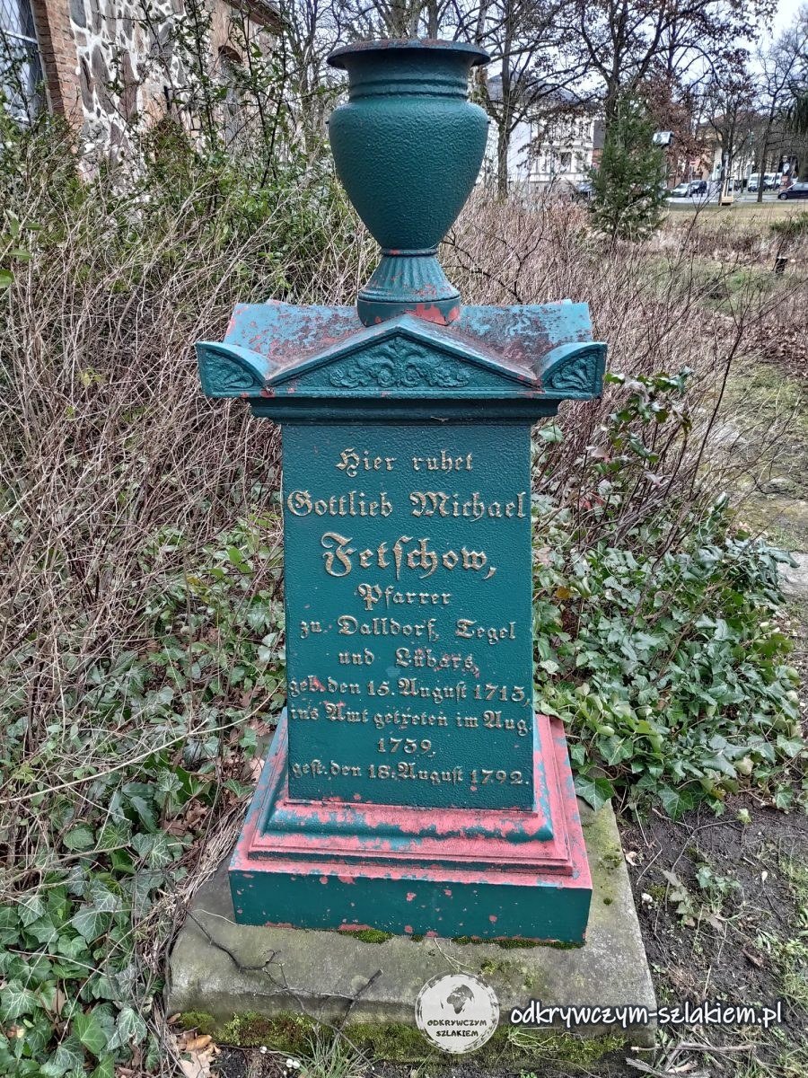 Das gusseiserne Grabmal des Pfarrers Gottlieb Michael Fetschow an der Kirche in Alt-Wittenau