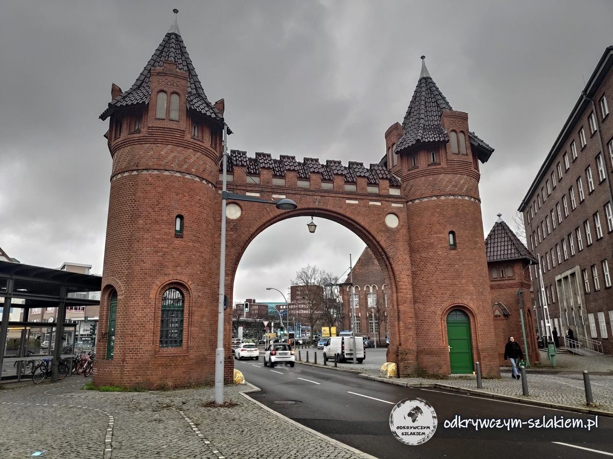 Das Borsigtor in Tegel an einem trüben Novembertag, daneben das Dach des U-Bahnhofs