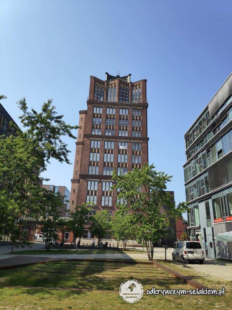 Der Borsigturm aus Backstein in Tegel im Sommer