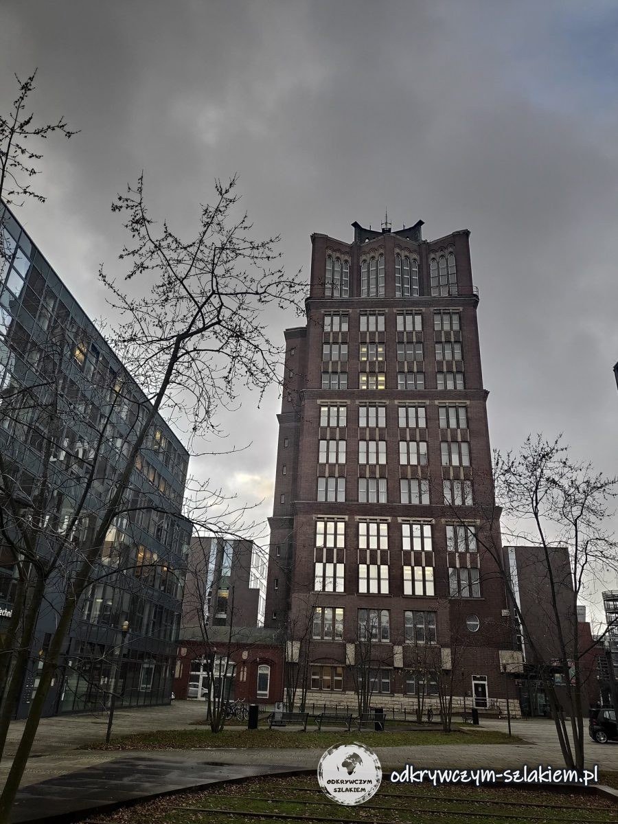 Der Borsigturm und ein gläsernes Bürogebäude in Tegel im November
