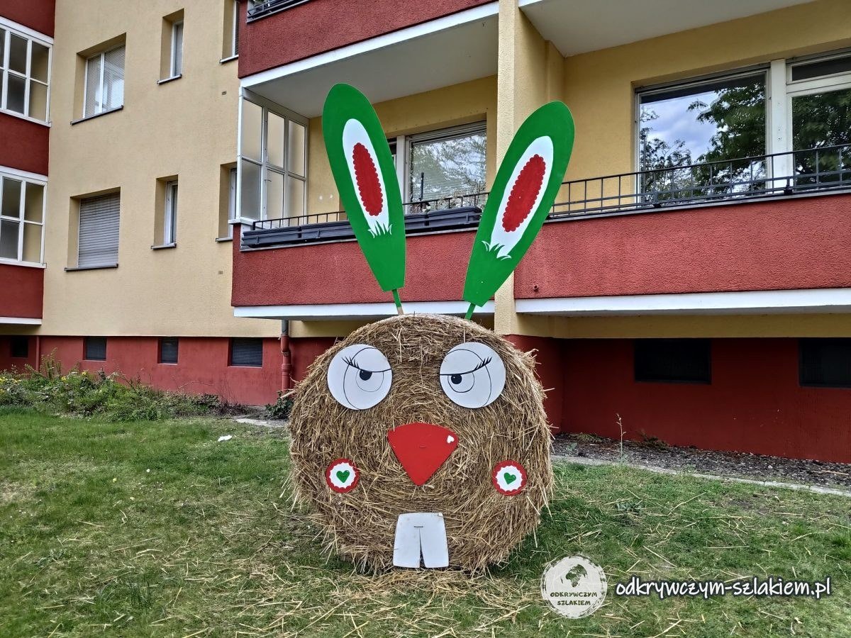 Ein Osterhase aus einem Strohballen vor einem Wohnblock in Wittenau