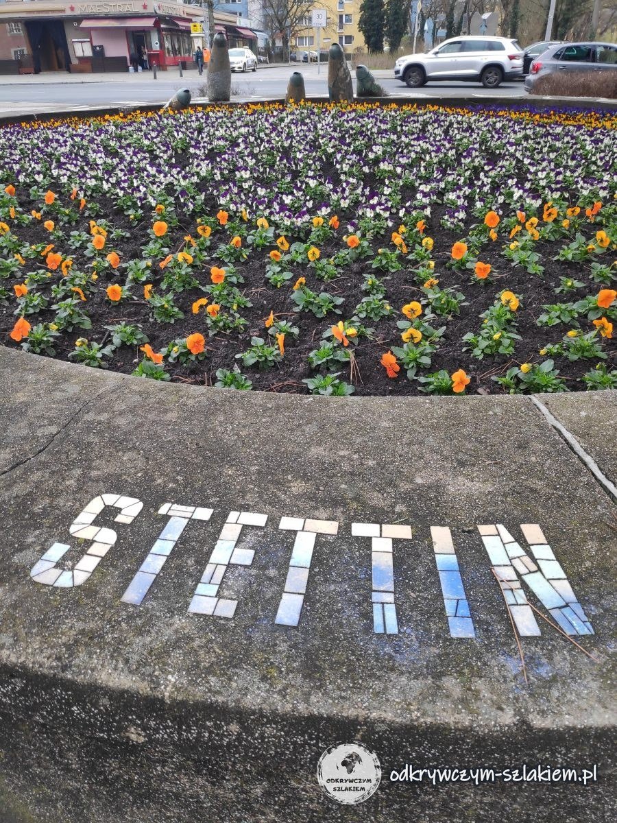 Der Schriftzug STETTIN aus Fliesen auf der Beeteinfassung am Rathaus Reinickendorf
