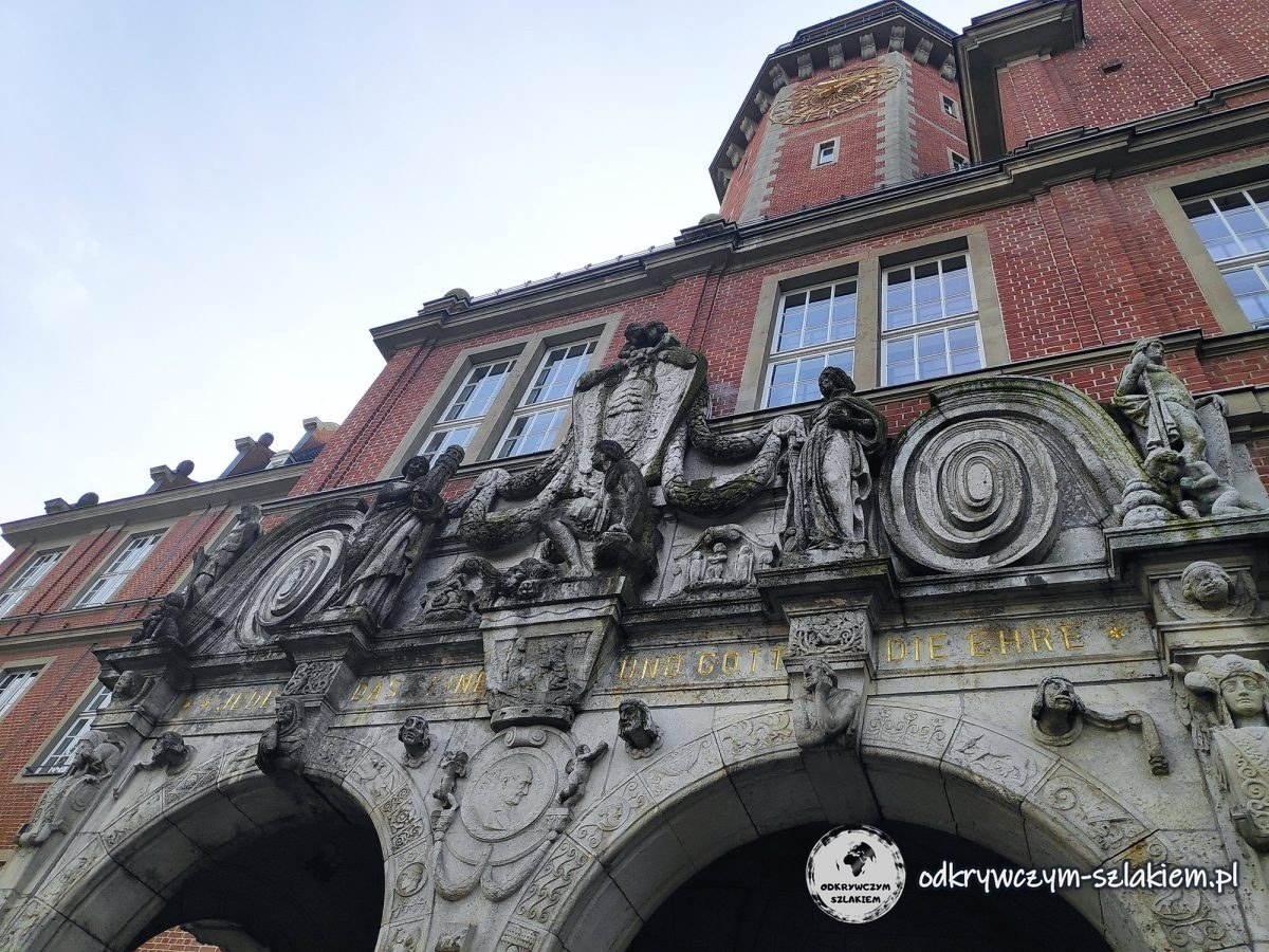 Das reich verzierte Steinportal des Rathauses Reinickendorf