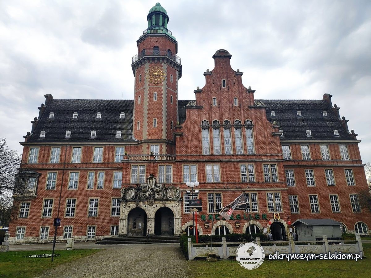 Das Rathaus Reinickendorf aus Backstein mit Uhrturm am Eichborndamm
