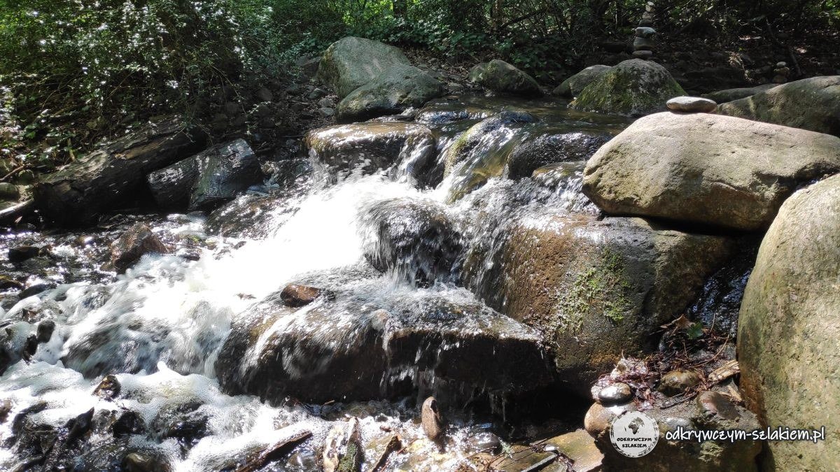 Wasser zwischen den Findlingen des Wasserfalls im Steinbergpark