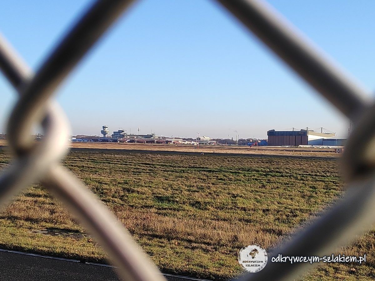 Das leere Vorfeld des geschlossenen Flughafens Tegel durch den Maschendrahtzaun, Dezember 2020
