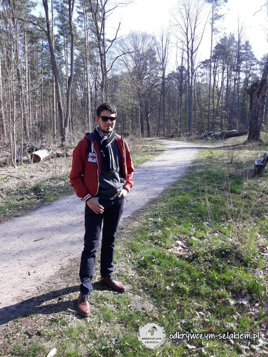 Maciek auf einem Waldweg im Tegeler Forst im April