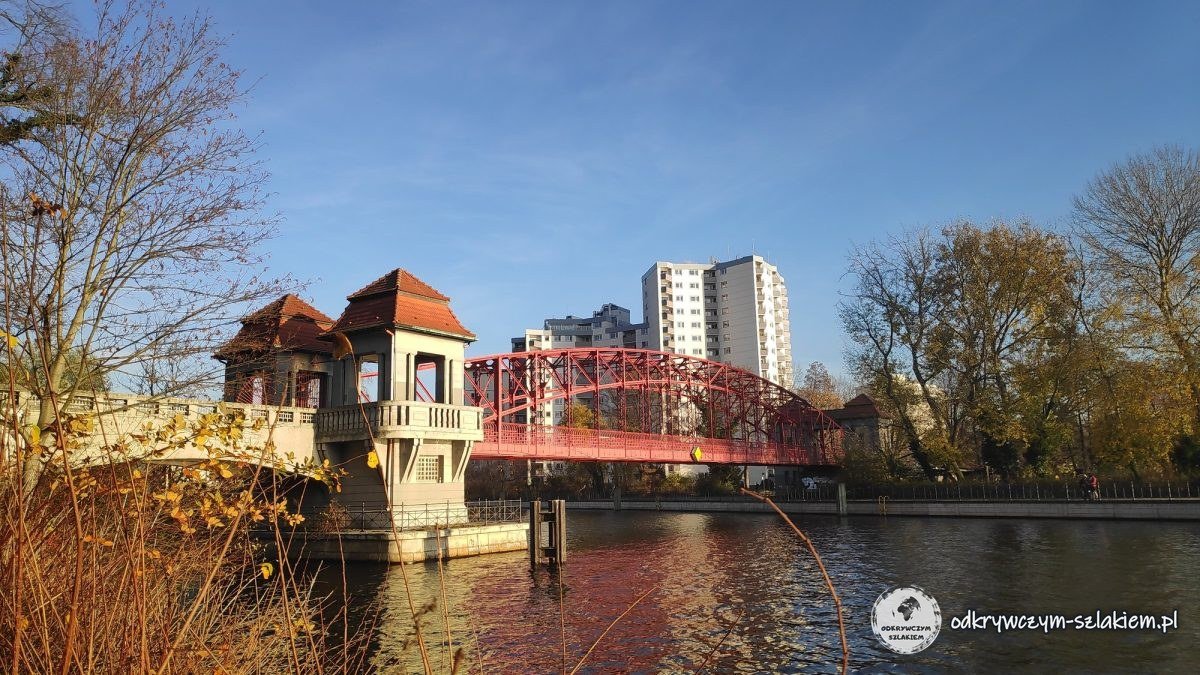 Die rote Sechserbrücke und ein Pavillon an der Einfahrt zum Tegeler Hafen im Herbst