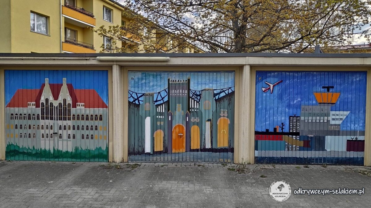 Garagentore in Wittenau mit Bildern des Rathauses Reinickendorf und des Flughafens Tegel