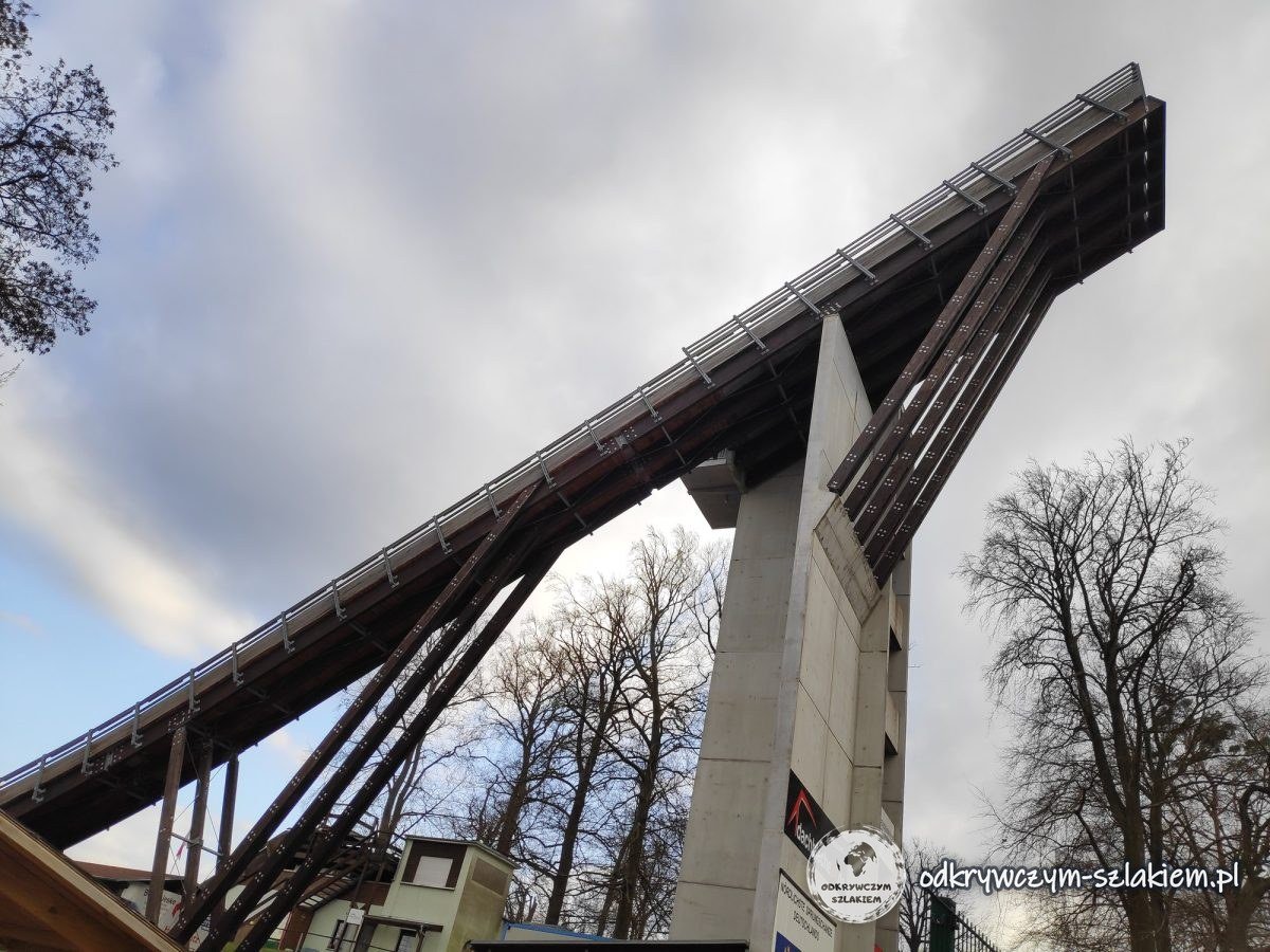Rozbieg największej skoczni narciarskiej w Bad Freienwalde widziany od dołu