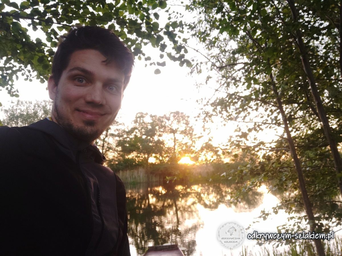 Maciek nad Hawelą w Mögelin o zachodzie słońca