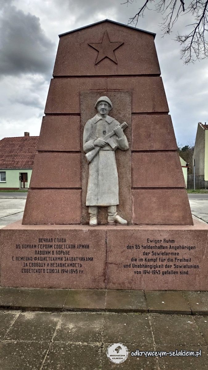 Pomnik żołnierzy radzieckich w Platkow z czerwoną gwiazdą, płaskorzeźbą żołnierza i napisem po rosyjsku i niemiecku