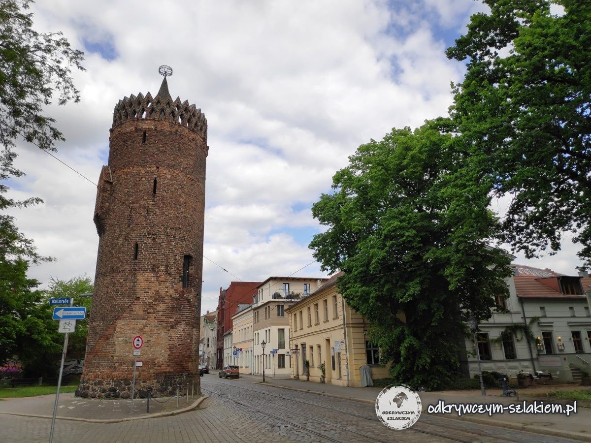 Okrągła ceglana wieża Plauer Torturm z blankami przy Plauer Straße w Brandenburg an der Havel