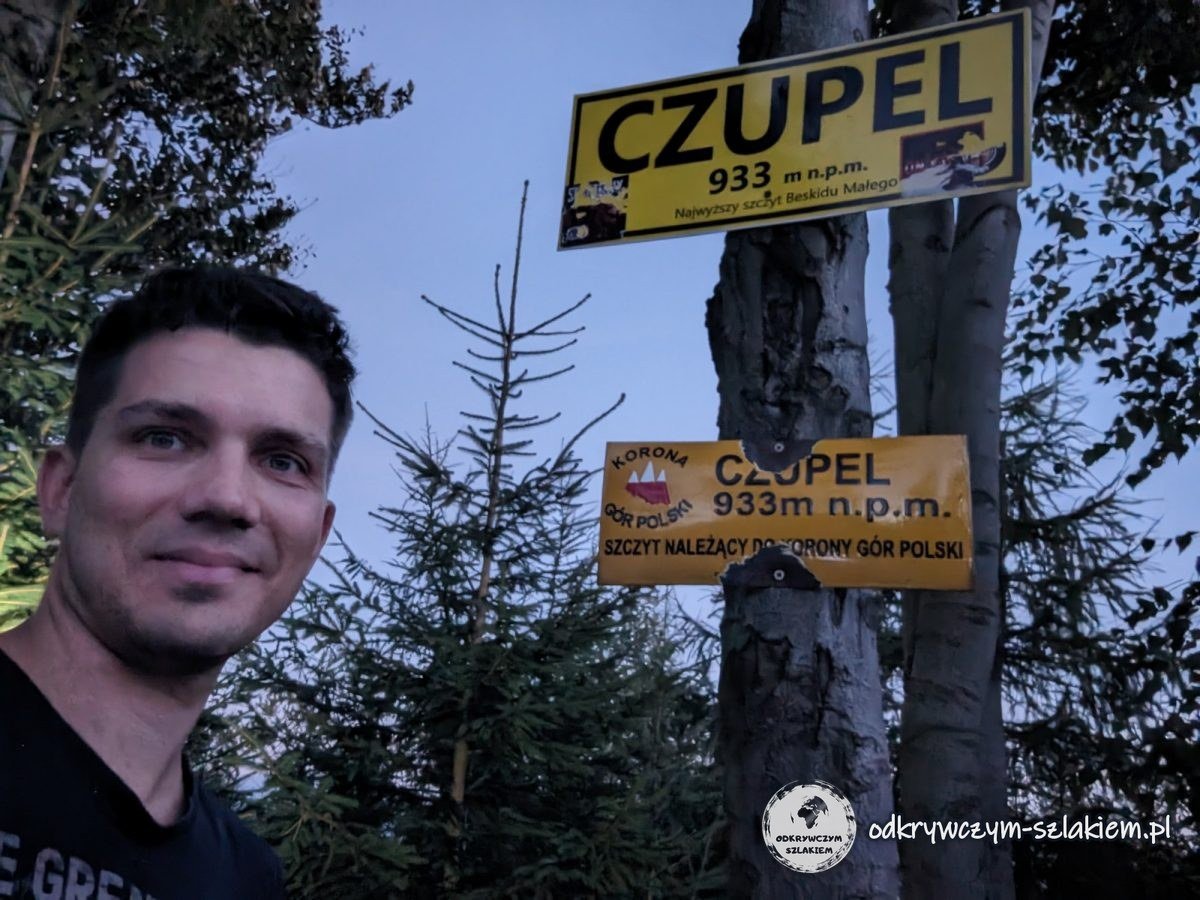 Selfie en la cima del Czupel (933 m) bajo los carteles de la cumbre más alta de los Pequeños Beskides y de la Corona de las Montañas de Polonia