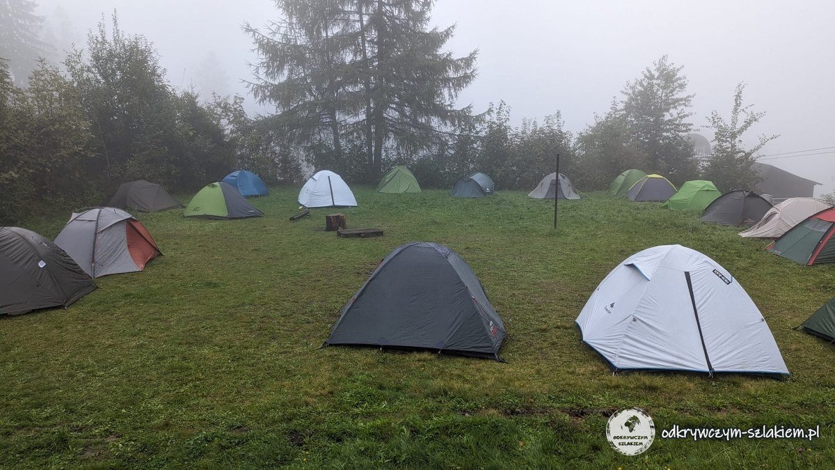 Tiendas de los asistentes al festival junto al refugio Soszów el sábado por la mañana