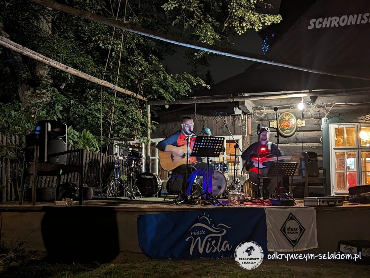 Concierto de NieLichoBrzmi en el escenario frente al refugio Soszów