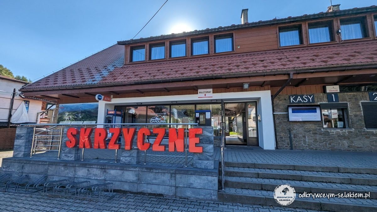Estación inferior del telesilla al Skrzyczne en Szczyrk con las letras rojas SKRZYCZNE