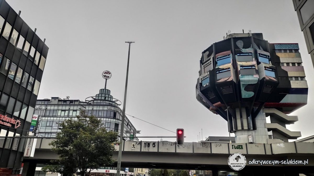 Wieża Bierpinsel nad estakadą przy Schloßstraße w Steglitz