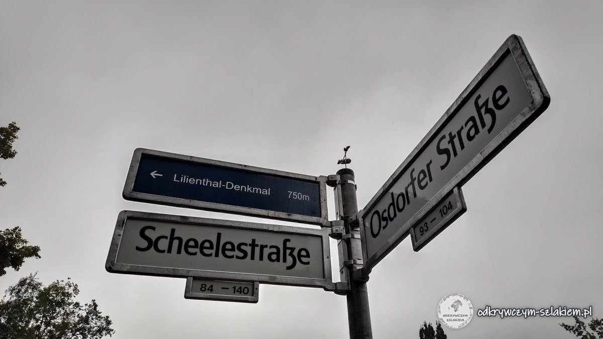 Drogowskaz „Lilienthal-Denkmal 750 m” na rogu Scheelestraße i Osdorfer Straße